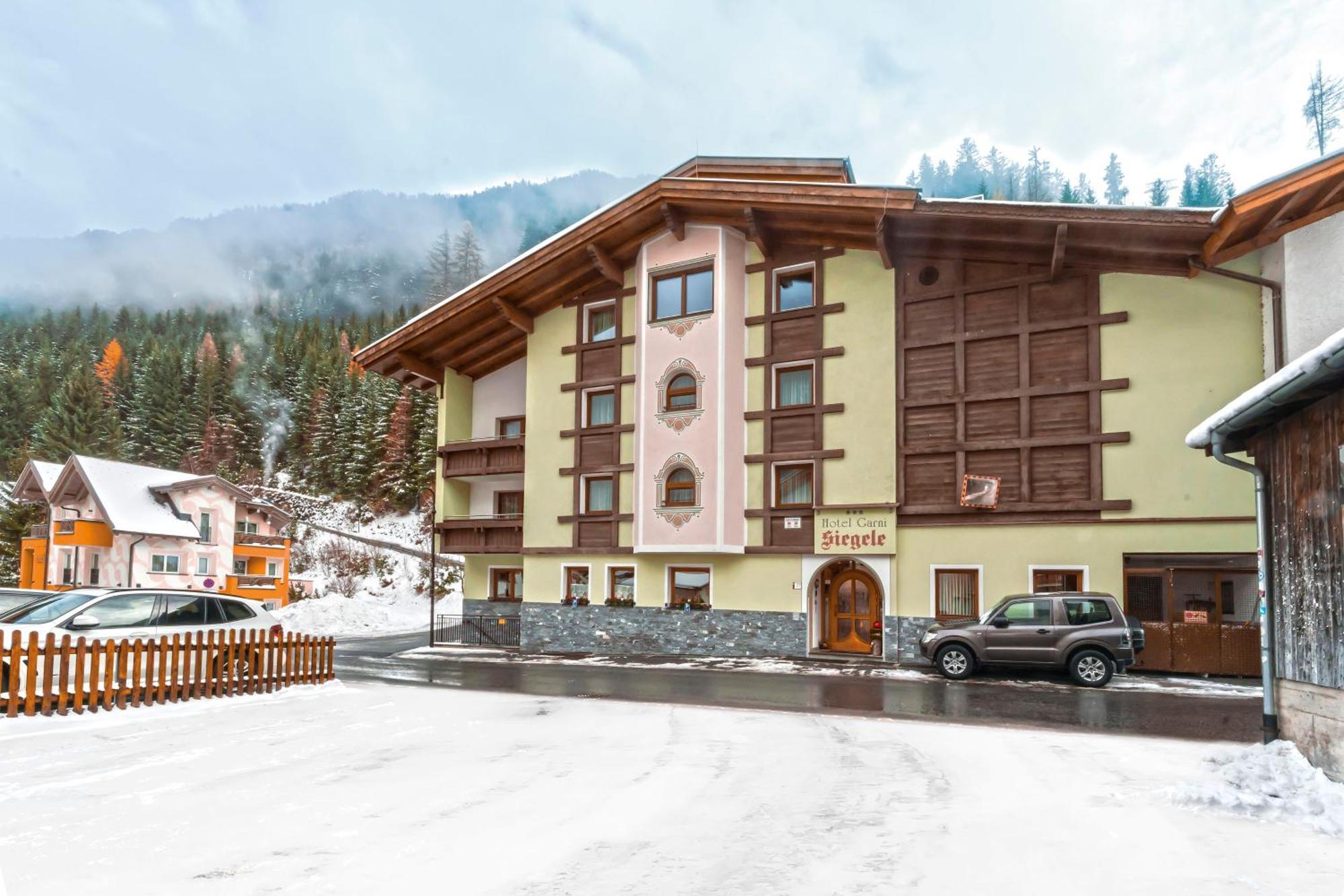 Hotel Garni Siegele - Inklusive Silvretta-Card Premium 이스크글 외부 사진